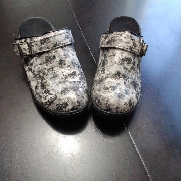 Flowered Clog, Slip On, Mule, Sparkly Size 7 - Picture 2 of 6